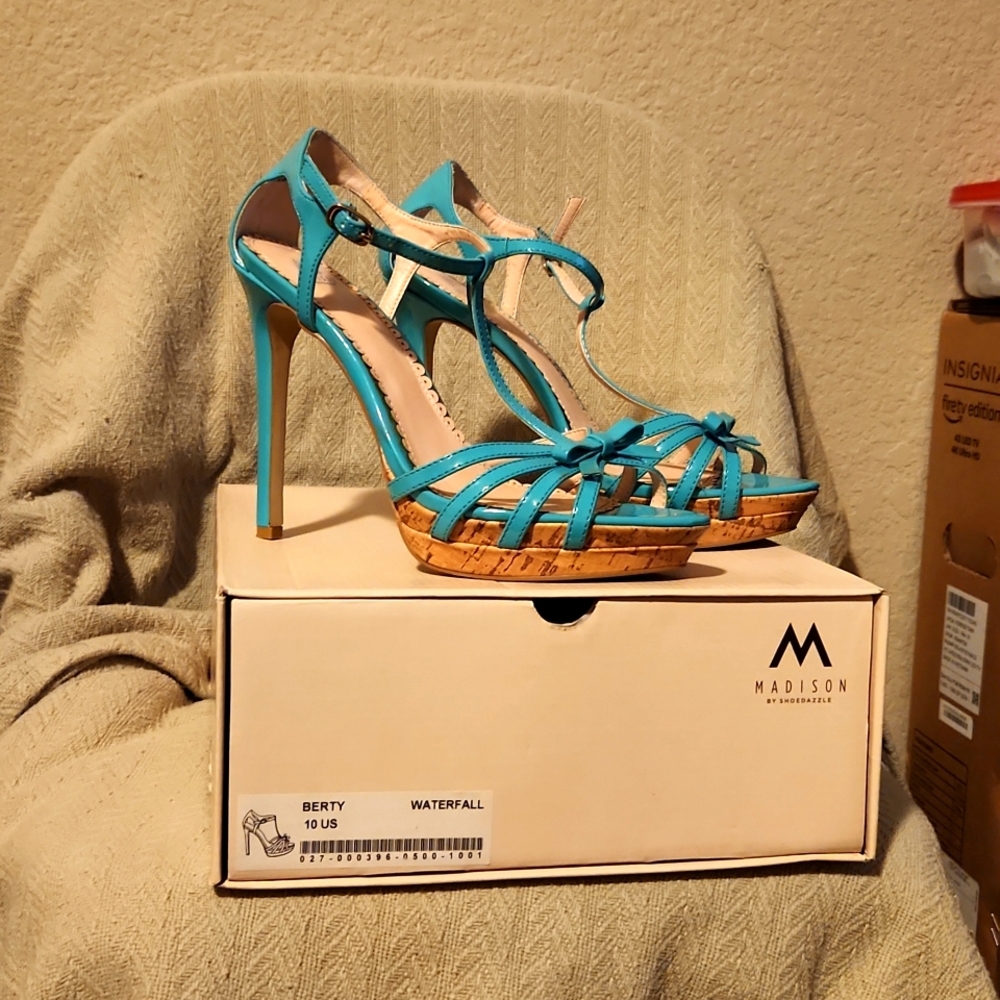 Super Cute Teal T-Strap Heels w/Bow accent 🩵💚